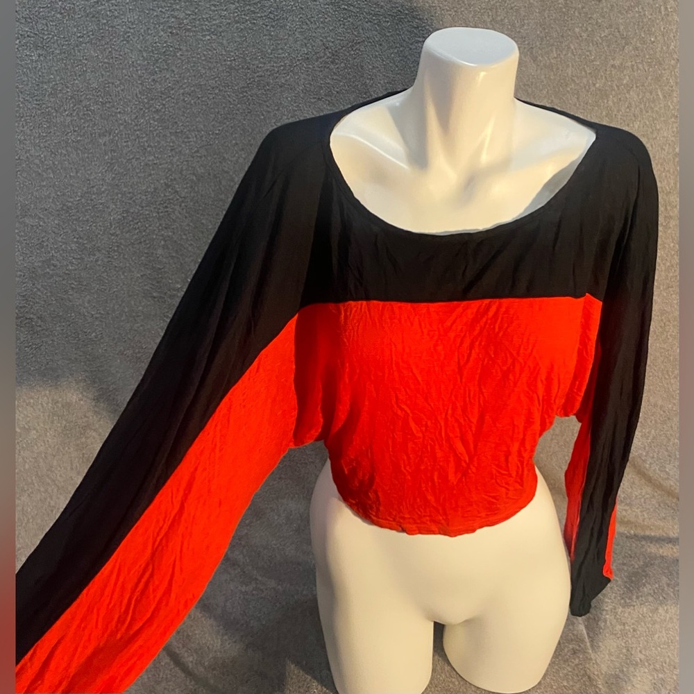 “Olsenboye” Long-sleeve Crop top
Size- Medium